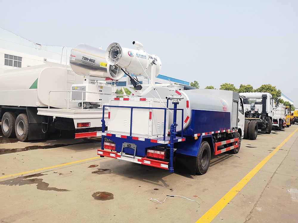 东风小多利卡抑尘车(国五2.8立方/30-40米雾炮)