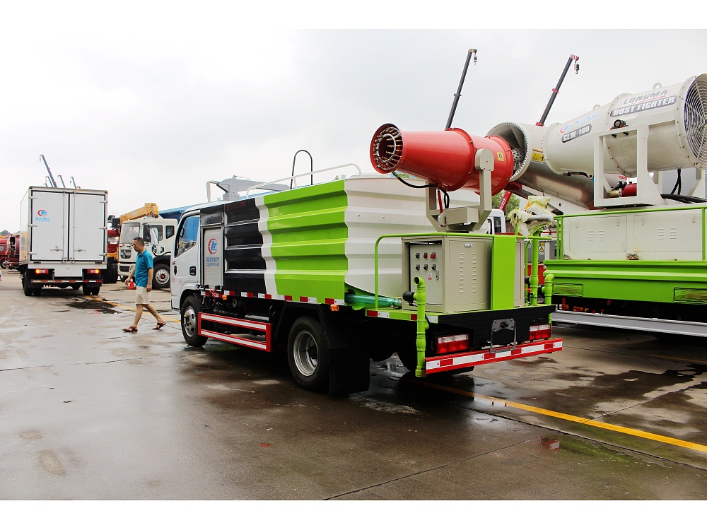 东风小多利卡喷雾车(国五4.5立方/30-40米雾炮)