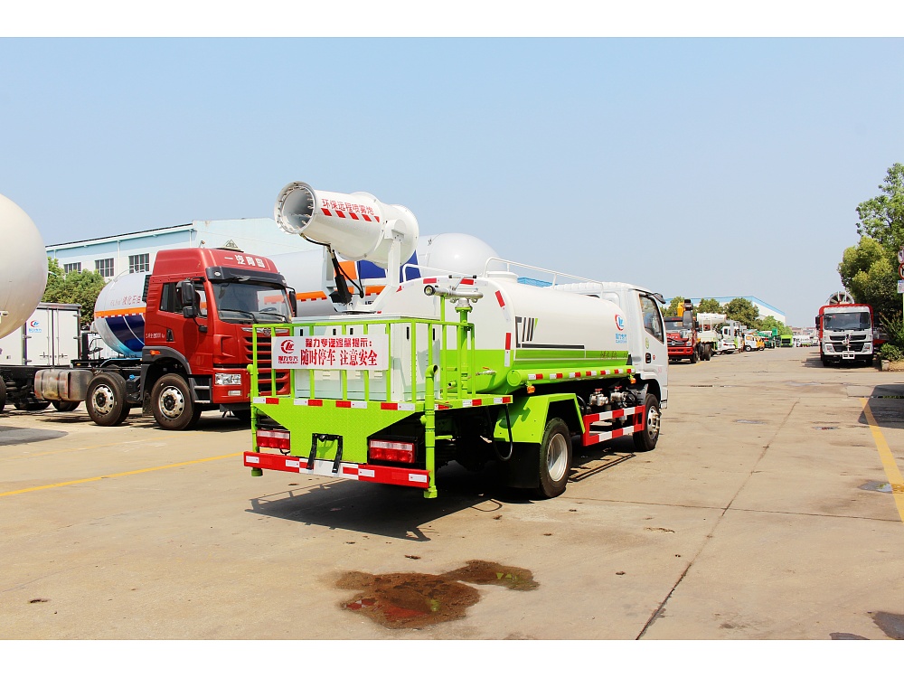东风小多利卡抑尘洒水车(国六5立方/30-40米雾炮)