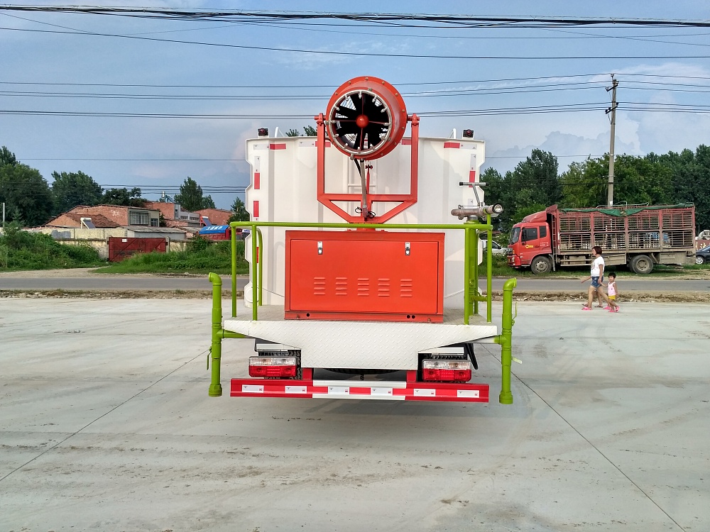 东风大多利卡雾炮车(国五6.5立方/30-40米雾炮)