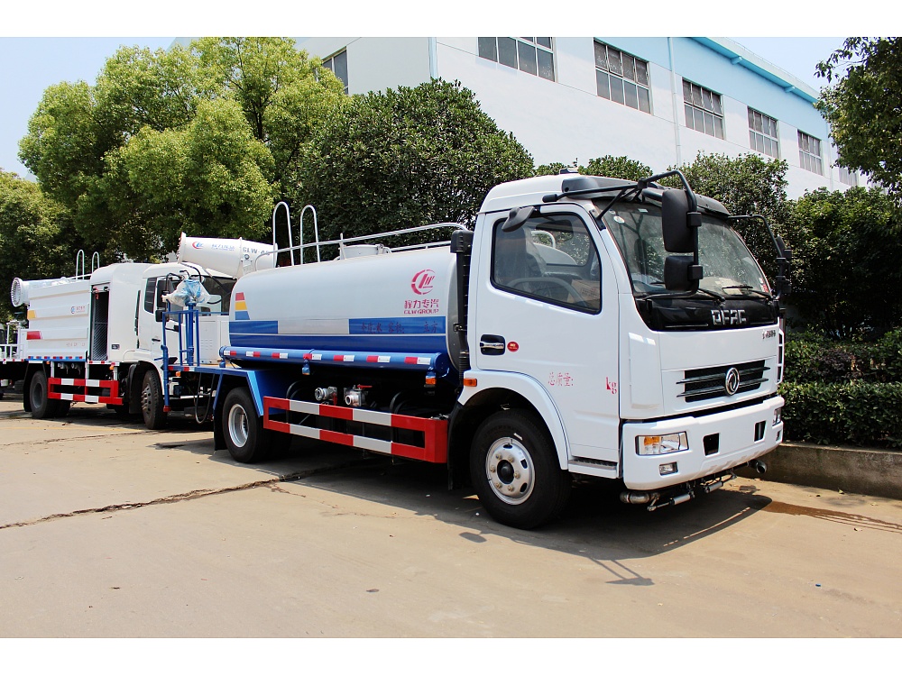 东风大多利卡抑尘洒水车(国五7立方/30-40米雾炮)