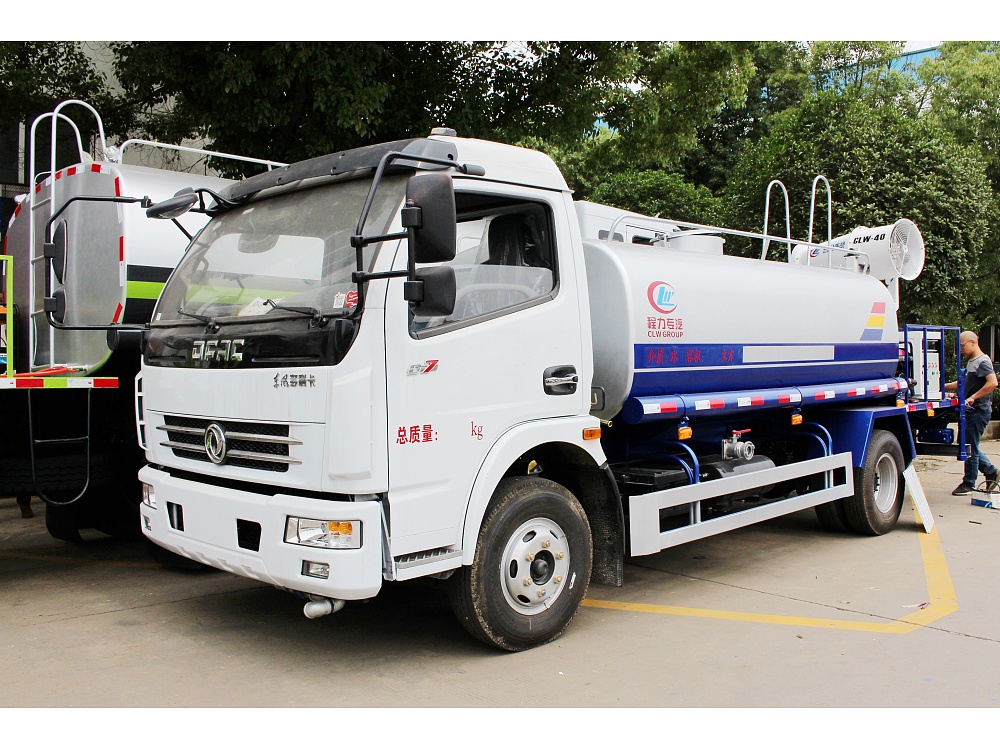 东风大多利卡抑尘洒水车(国五7立方/30-40米雾炮)