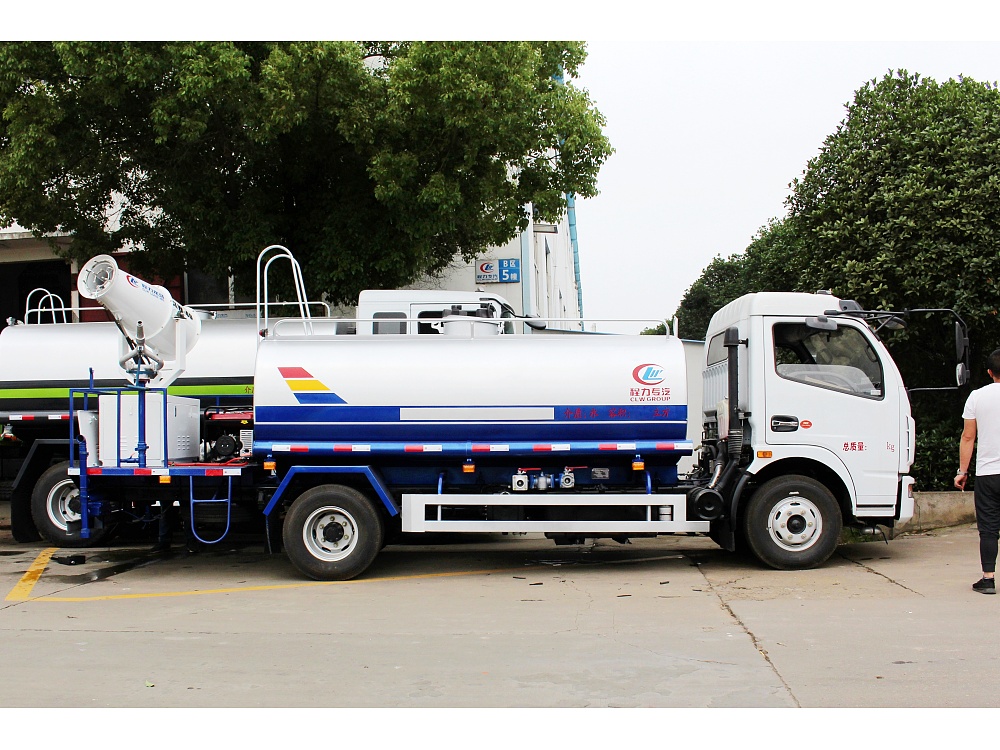 东风大多利卡抑尘洒水车(国五7立方/30-40米雾炮)