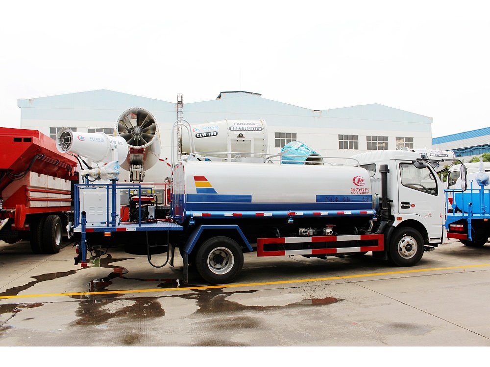 东风大多利卡抑尘洒水车(国五7立方/30-40米雾炮)