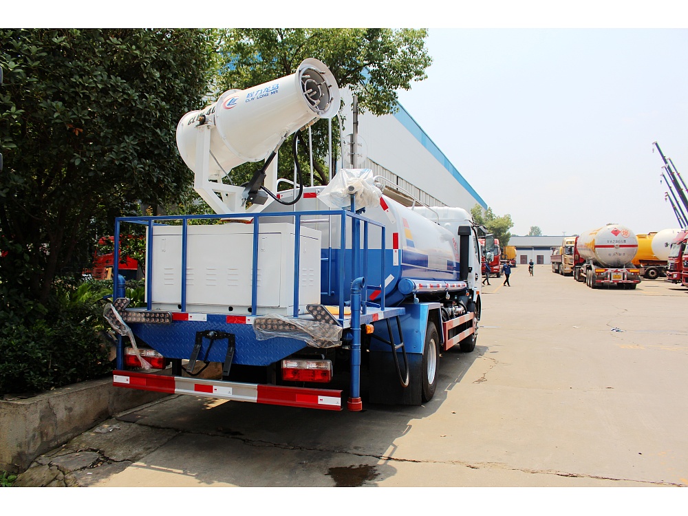 东风大多利卡抑尘洒水车(国五7立方/30-40米雾炮)