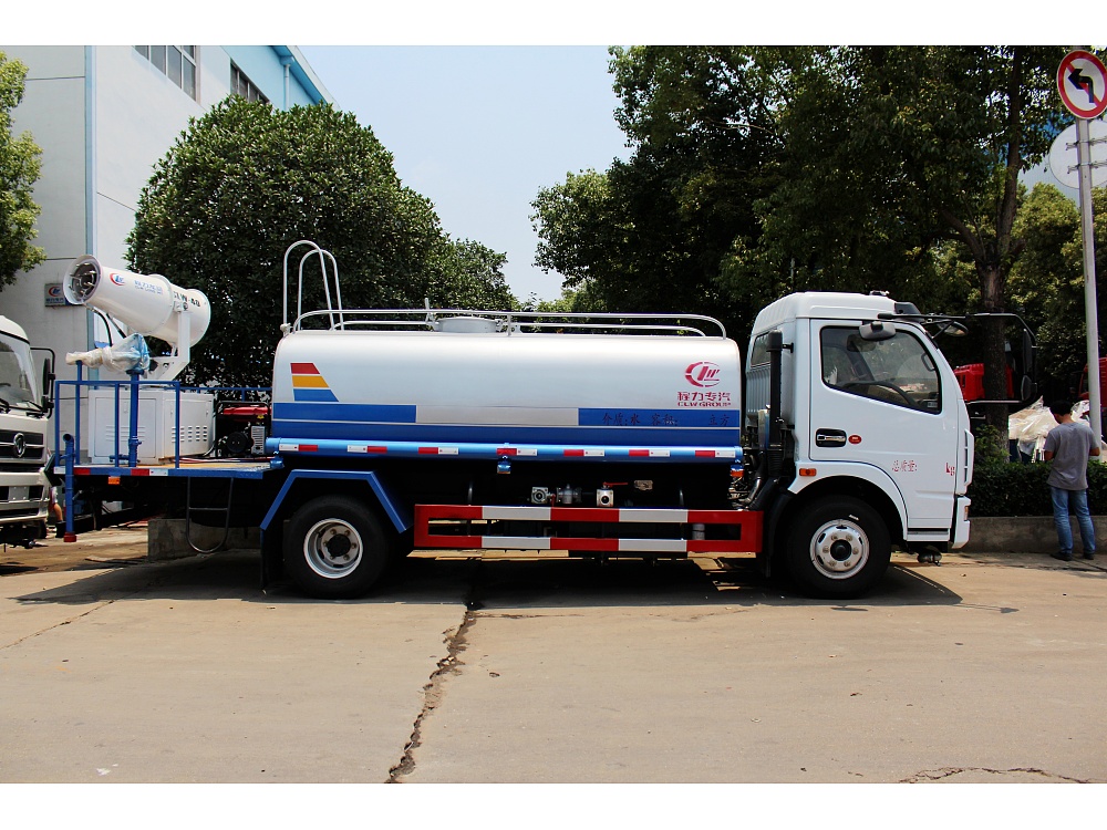 东风大多利卡抑尘洒水车(国五7立方/30-40米雾炮)