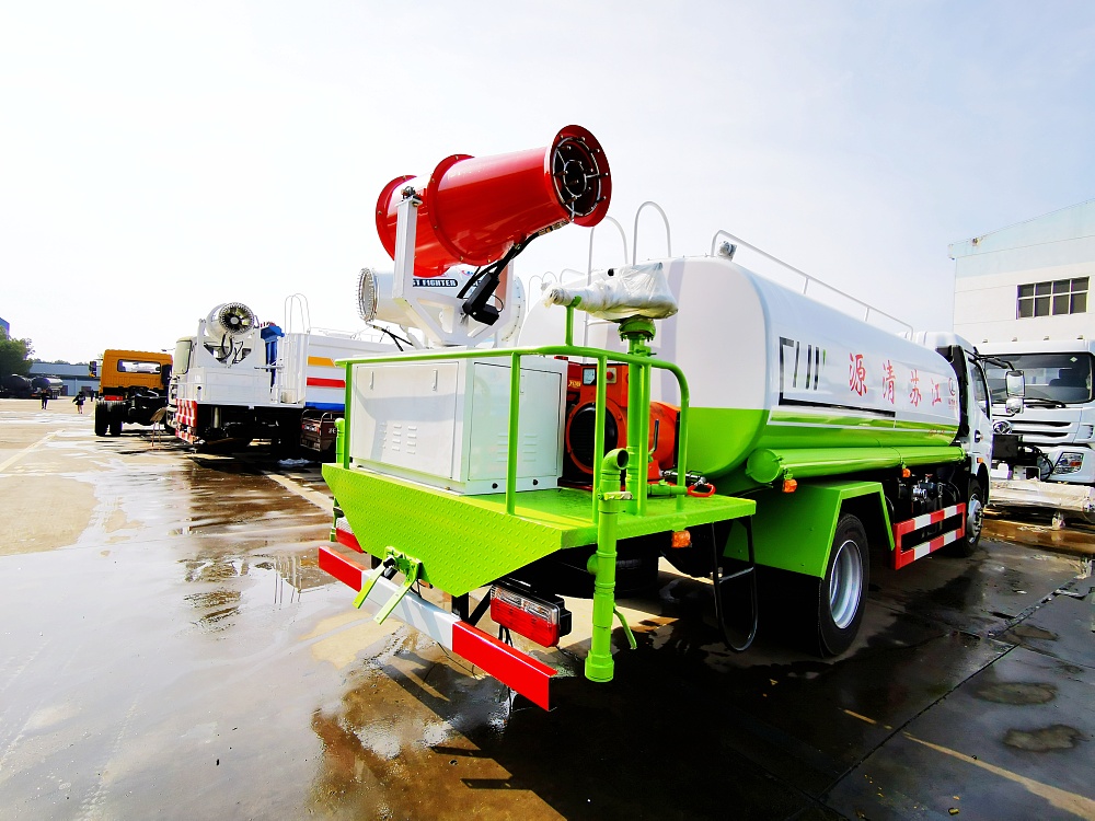 东风大多利卡雾炮洒水车(国六9立方/30-40米雾炮)