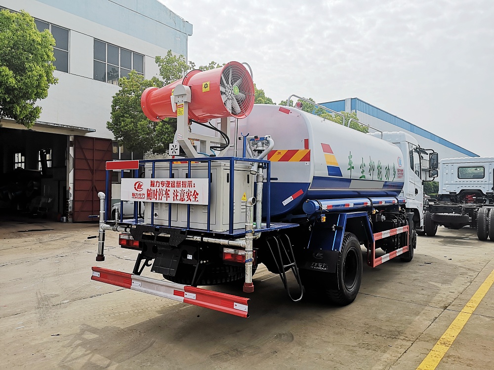 东风专底抑尘洒水车(国五12立方/30-40米雾炮)