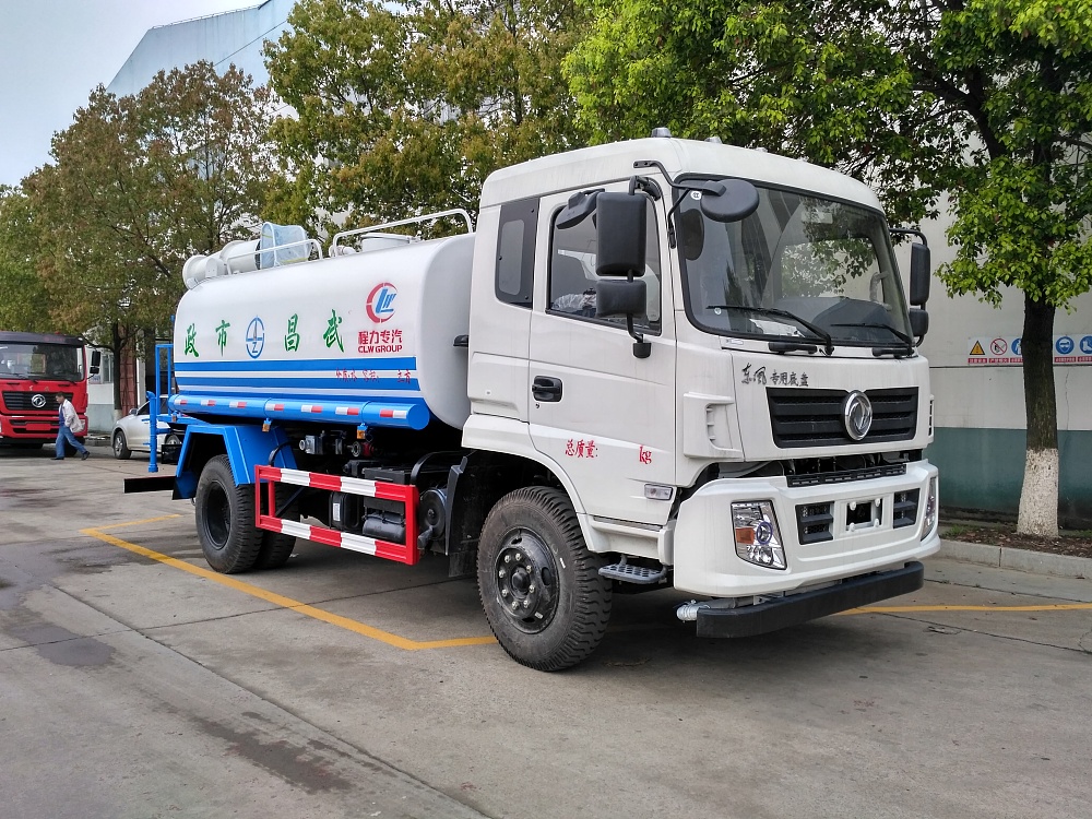 东风专底抑尘洒水车(国五12立方/30-40米雾炮)