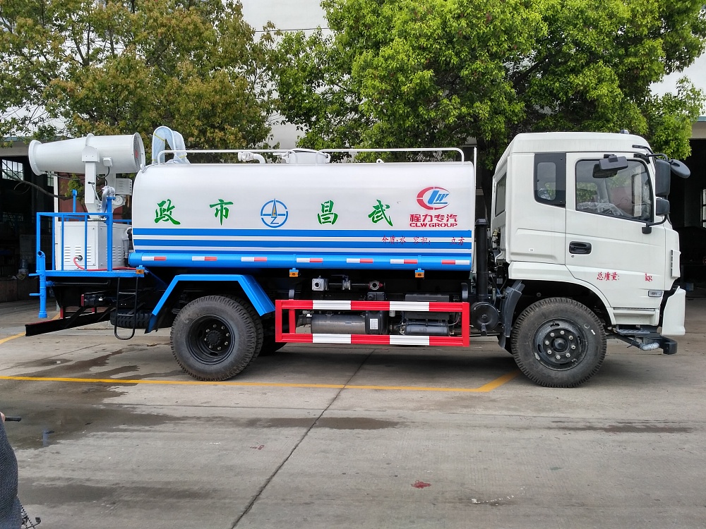 东风专底抑尘洒水车(国五12立方/30-40米雾炮)