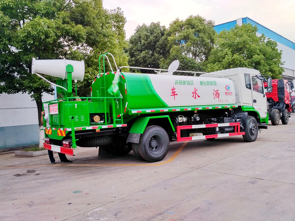 东风专底抑尘洒水车(国五12立方/30-40米雾炮)