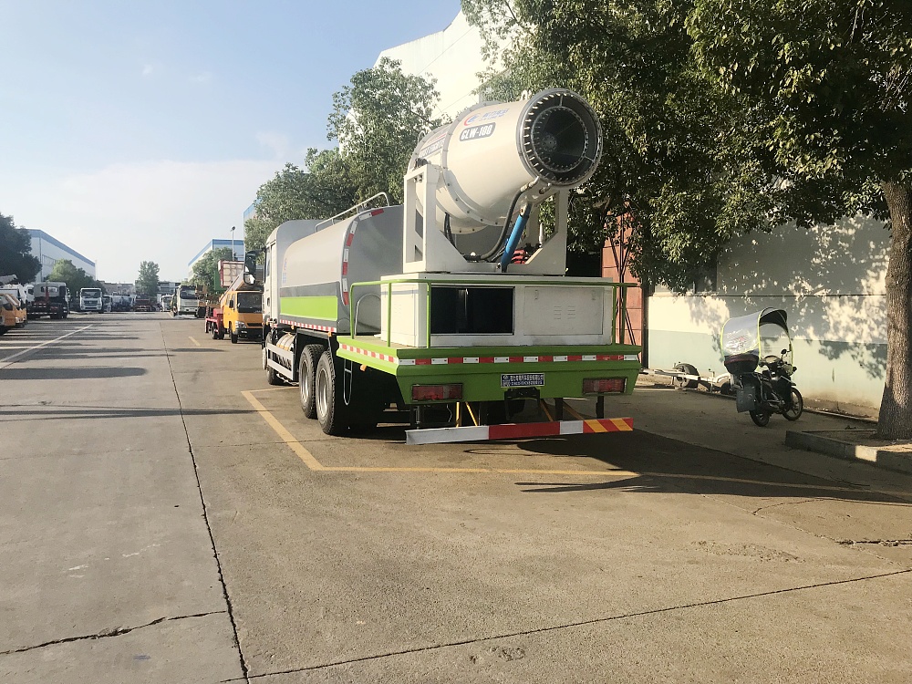 重汽汕德卡后双桥雾炮车(国六16立方/50-120米雾炮)